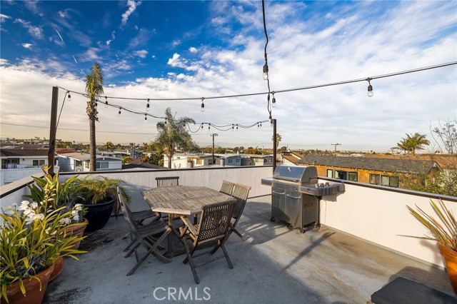 1204 19th Street, Hermosa Beach, California 90254, 3 Bedrooms Bedrooms, ,2 BathroomsBathrooms,Residential,Sold,19th,SB25046452