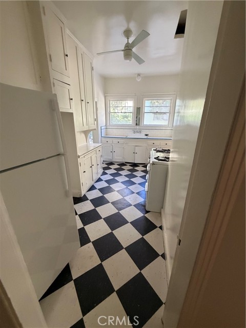 Detail Gallery Image 12 of 21 For 1731 Winona, Hollywood,  CA 90027 - 2 Beds | 1 Baths