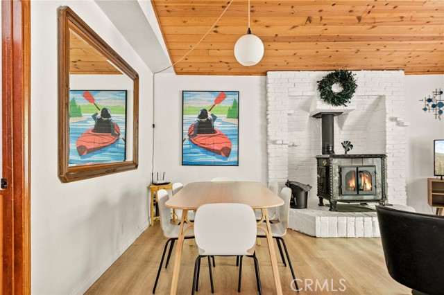 Detail Gallery Image 3 of 31 For 1080 Chateau Dr, Crestline,  CA 92325 - 3 Beds | 2/1 Baths