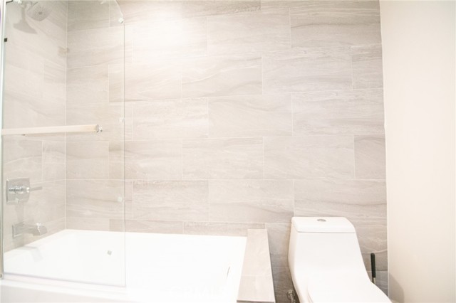 Detail Gallery Image 8 of 53 For 1187 Crenshaw Bld #102,  Los Angeles,  CA 90019 - 2 Beds | 3 Baths