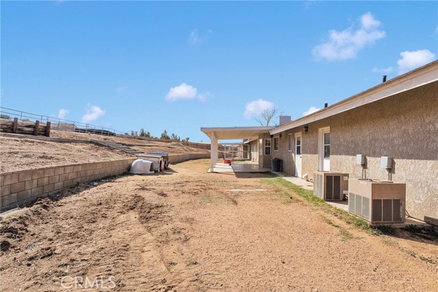 25733 Roundup Way, Apple Valley CA: https://media.crmls.org/medias/33212367-3f0f-4d9d-9388-ae9d067c646e.jpg