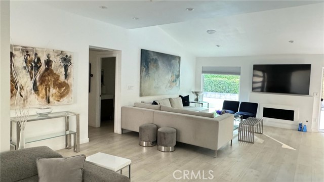 5357 Ellenvale Avenue, Woodland Hills CA: https://media.crmls.org/medias/33215690-8a25-416a-bb27-7ed91b0f0613.jpg