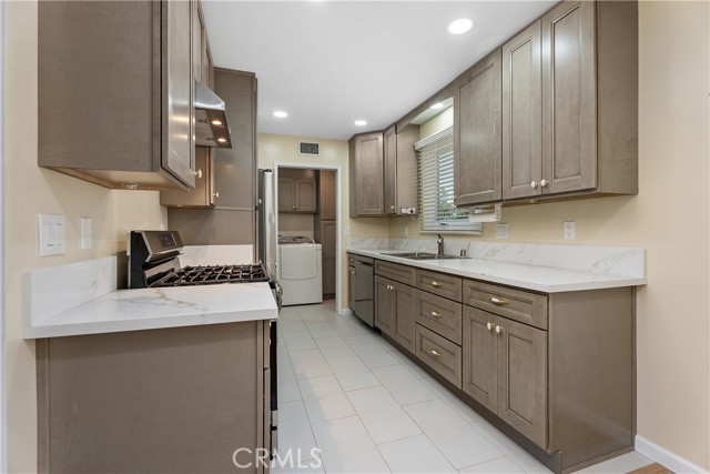 11747 Hollyview Drive, La Mirada CA: https://media.crmls.org/medias/33234266-5b61-4086-b1d3-545322a74e4f.jpg