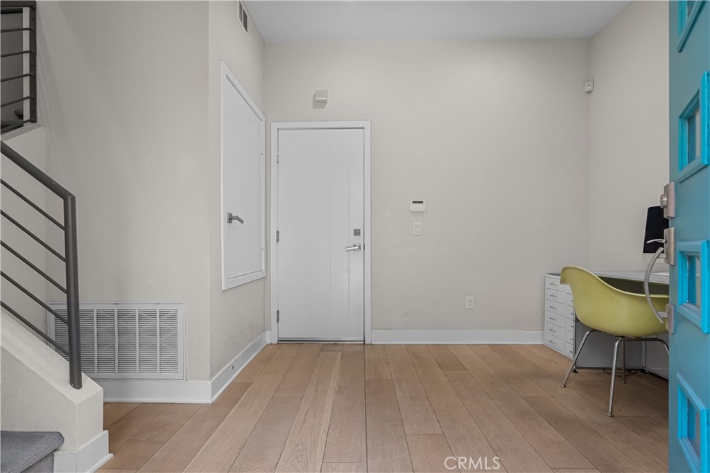https://media.crmls.org/medias/3324fb5a-0b14-4d1e-8133-95d0d8730877.jpg?preset=X-Large