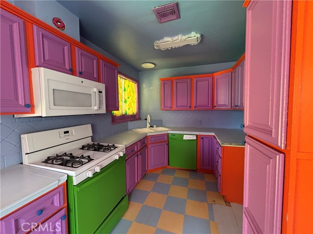 Detail Gallery Image 6 of 35 For 7032 Stansbury Ave, Van Nuys,  CA 91405 - 4 Beds | 3 Baths
