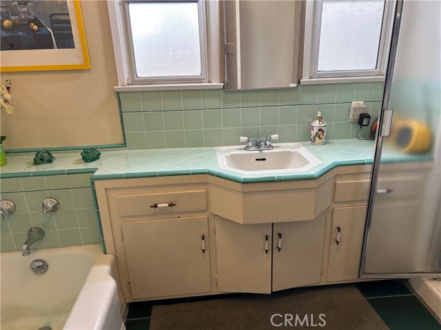 Detail Gallery Image 8 of 27 For 6947 Murietta Ave, Van Nuys,  CA 91405 - 2 Beds | 2 Baths