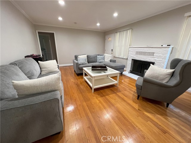 Detail Gallery Image 4 of 14 For 392 N Batavia St, Orange,  CA 92868 - 5 Beds | 3 Baths