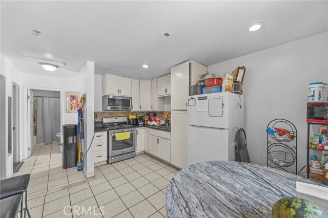 Detail Gallery Image 24 of 39 For 1709 S Townsend St, Santa Ana,  CA 92704 - 4 Beds | 2/1 Baths
