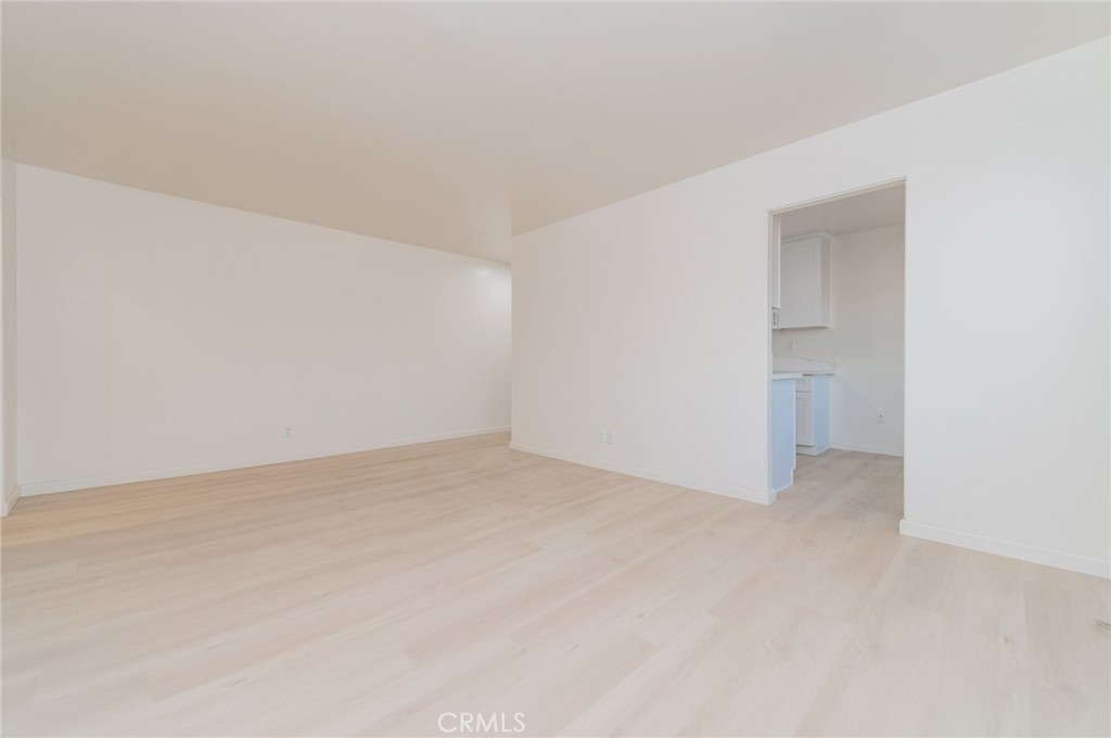 https://media.crmls.org/medias/33283e8c-2de9-4d84-962b-3fcba1817572.jpg?preset=X-Large