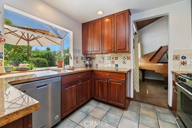 11928 Vista De Cerros Drive, Moreno Valley CA: https://media.crmls.org/medias/3328dbc4-f534-46c9-ba7a-67873009665e.jpg