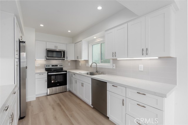 707 1/2 Orchid Avenue, Corona del Mar CA: https://media.crmls.org/medias/33290f0a-5f17-4f36-b4d2-00e7ba37928a.jpg