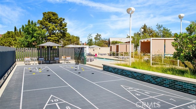 450 Loon, Irvine CA: https://media.crmls.org/medias/332b309f-aeb9-44d9-99c2-a089a6e6b733.jpg