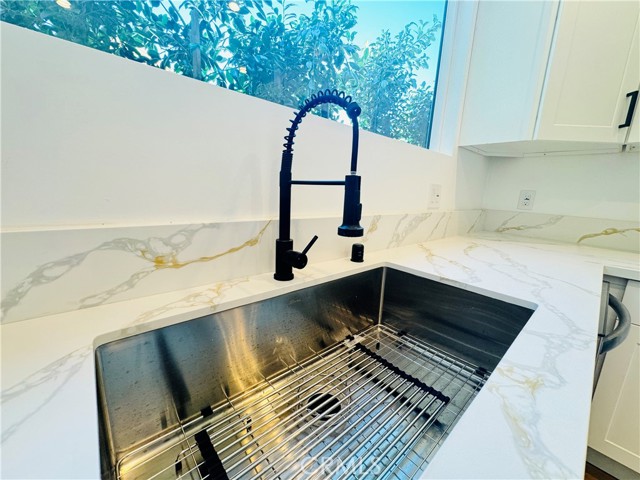 Detail Gallery Image 4 of 18 For 6858 Aura Ave, Reseda,  CA 91335 - 2 Beds | 1 Baths