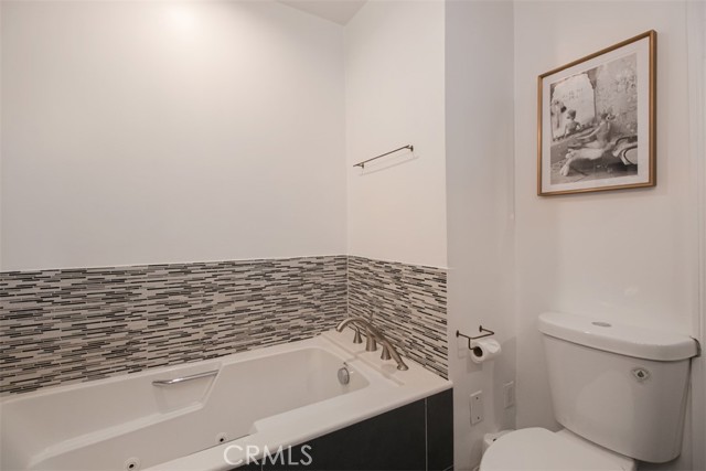 Detail Gallery Image 21 of 33 For 5229 Vantage, Valley Village,  CA 91607 - 3 Beds | 3 Baths