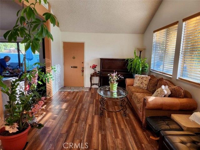 Detail Gallery Image 5 of 14 For 10161 Larwin Ave #1,  Chatsworth,  CA 91311 - 3 Beds | 2 Baths