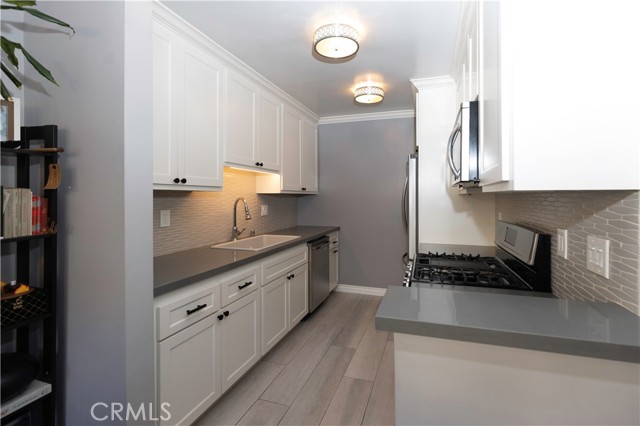 Detail Gallery Image 7 of 17 For 1840 Camden Ave #205,  Los Angeles,  CA 90025 - 2 Beds | 2 Baths