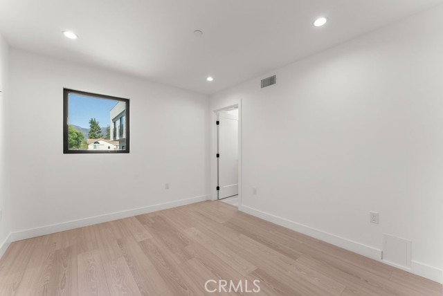 2155 Glenada Avenue, Montrose CA: https://media.crmls.org/medias/332eaa06-eaa2-4af7-bb87-d15eea07a5e5.jpg