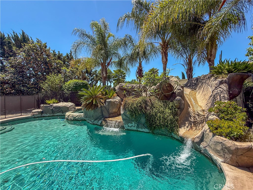 https://media.crmls.org/medias/333d5b7f-b2b8-4317-b45c-68568f974f20.jpg?preset=X-Large