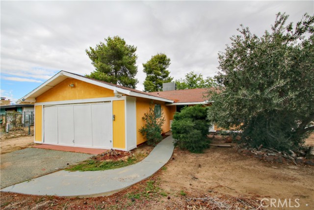 56616 Joshua, Yucca Valley CA: https://media.crmls.org/medias/333d678e-aa9b-4551-a43d-578f80c9c329.jpg