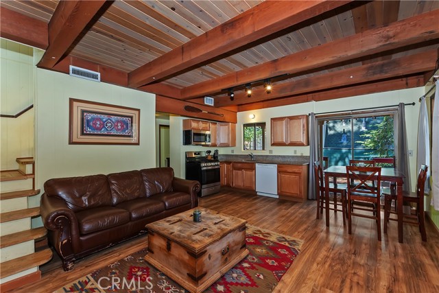 320 W Aeroplane Boulevard, Big Bear City CA: https://media.crmls.org/medias/333f732e-9870-4f61-8f7c-e6604968735a.jpg