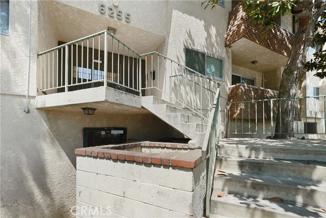 Detail Gallery Image 3 of 18 For 6255 Woodman Ave #103,  Van Nuys,  CA 91401 - 2 Beds | 2 Baths