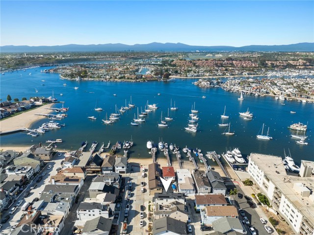 318 Coronado Street, Newport Beach CA: https://media.crmls.org/medias/3345452f-9f1b-4e73-9887-941f2bf53a9d.jpg