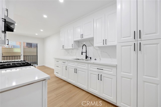 Detail Gallery Image 7 of 30 For 17303 Chatsworth St #4,  Granada Hills,  CA 91344 - 2 Beds | 1/1 Baths