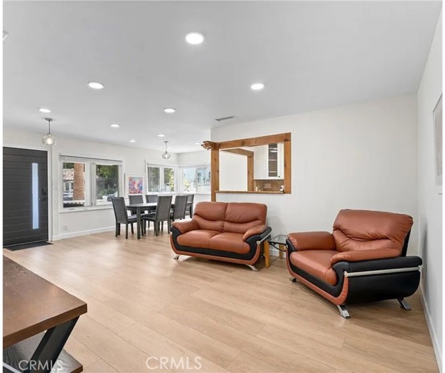 Detail Gallery Image 3 of 12 For 5123 Noble Ave, Sherman Oaks,  CA 91403 - 3 Beds | 4 Baths