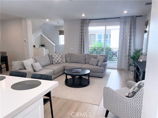 Detail Gallery Image 6 of 21 For 1060 N Anaheim Blvd #2, Anaheim,  CA 92801 - 4 Beds | 3/1 Baths