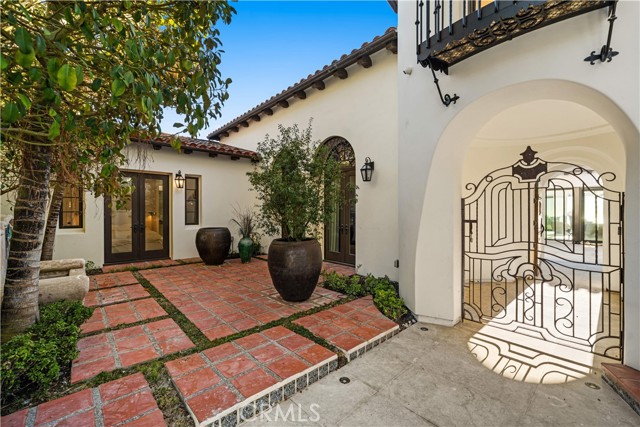 24 Scenic Bluff, Newport Coast CA: https://media.crmls.org/medias/334ff6ea-b7b9-4ebf-8761-5a77f98fae38.jpg