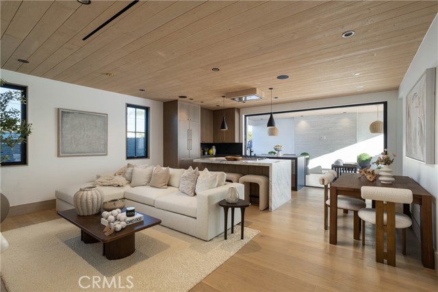 Detail Gallery Image 3 of 22 For 519 1/2 Narcissus Ave #B,  Corona Del Mar,  CA 92625 - 2 Beds | 2/1 Baths