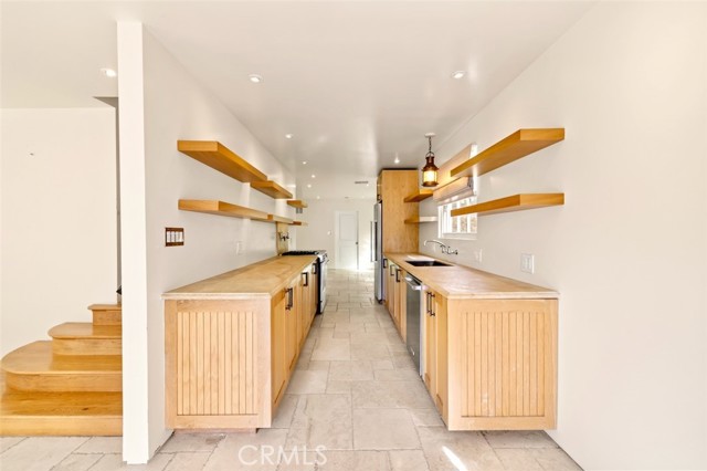 Detail Gallery Image 18 of 59 For 89 Rivo Alto Canal, Long Beach,  CA 90803 - 5 Beds | 3/1 Baths