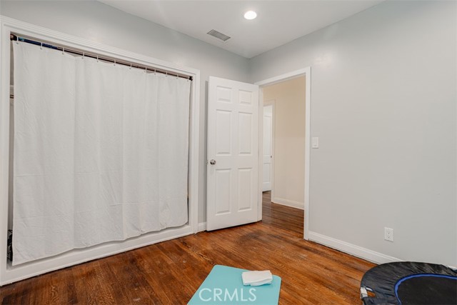 516 S Sparks S Street, Burbank CA: https://media.crmls.org/medias/3353e34b-d3d2-4a24-8f12-b6624263919f.jpg