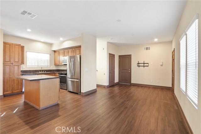 Detail Gallery Image 9 of 24 For 11613 216th, Lakewood,  CA 90715 - 3 Beds | 2/1 Baths