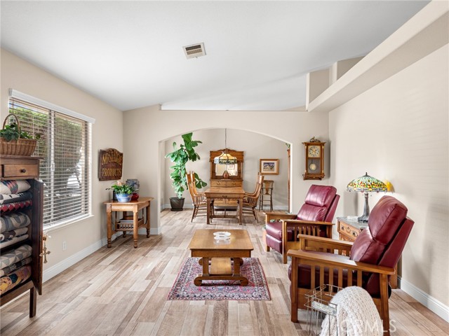 Detail Gallery Image 9 of 62 For 19544 Oneida, Apple Valley,  CA 92307 - 4 Beds | 3 Baths