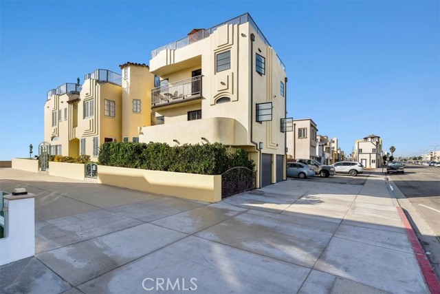 Detail Gallery Image 43 of 53 For 30 the Strand #2,  Hermosa Beach,  CA 90254 - 3 Beds | 3 Baths