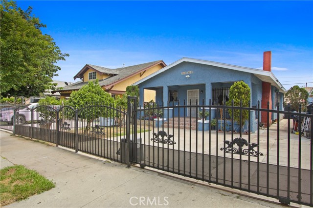 916 W 53rd ST Street, Los Angeles CA: https://media.crmls.org/medias/3361b2f3-2ff4-442b-8197-a407c61fd581.jpg