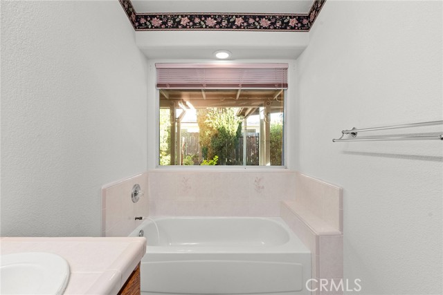 318 Meadowood Drive, Orland CA: https://media.crmls.org/medias/33628379-b034-4c14-a484-cadd3fd9c18e.jpg