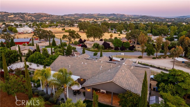 98 Nutwood Circle, Paso Robles CA: https://media.crmls.org/medias/3362b045-ec7c-403e-aa2f-89bef8dc1dee.jpg