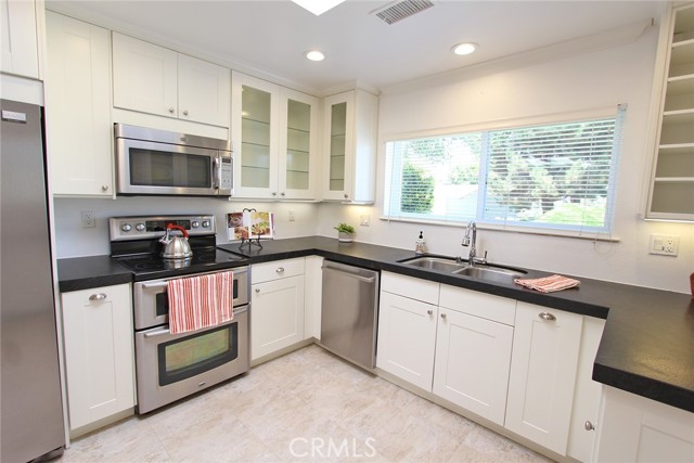 5385 Paseo Del Lago W, Laguna Woods CA: https://media.crmls.org/medias/3363609b-7ef5-41fd-b44e-0d80ea0fd21c.jpg