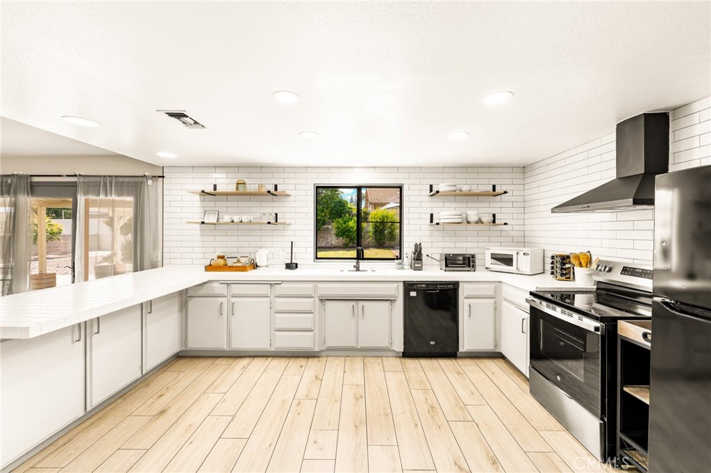 MLS #OC25120439 img 10