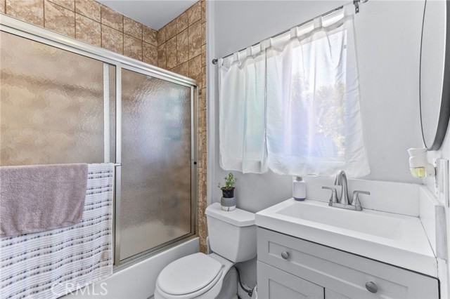 225 S Kern Avenue, Los Angeles CA: https://media.crmls.org/medias/3369ae50-f5ba-4ba5-8e33-459c27f7e2e0.jpg