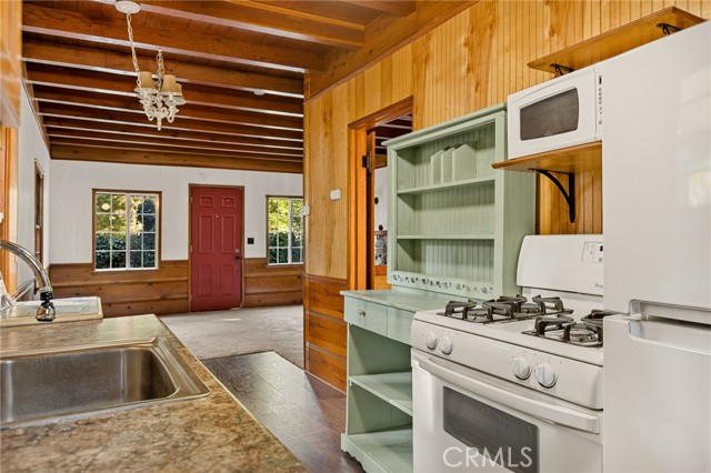 Detail Gallery Image 11 of 24 For 26370 Alpine, Twin Peaks,  CA 92391 - 2 Beds | 1 Baths