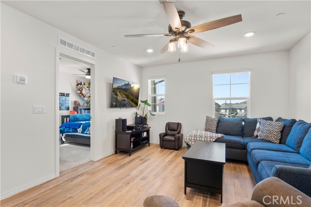6283 Big Bend Way, Jurupa Valley CA: https://media.crmls.org/medias/3372532a-f34f-43eb-84a4-116bf2d58e7b.jpg