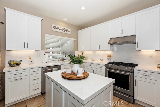 Detail Gallery Image 16 of 39 For 2904 Coral St, Corona,  CA 92882 - 4 Beds | 2/1 Baths