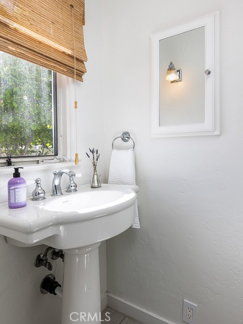 Detail Gallery Image 11 of 25 For 3027 Oakhurst Ave, Los Angeles,  CA 90034 - 3 Beds | 2/1 Baths