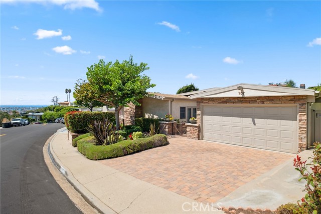 Detail Gallery Image 3 of 31 For 707 Malabar Dr, Corona Del Mar,  CA 92625 - 3 Beds | 2 Baths