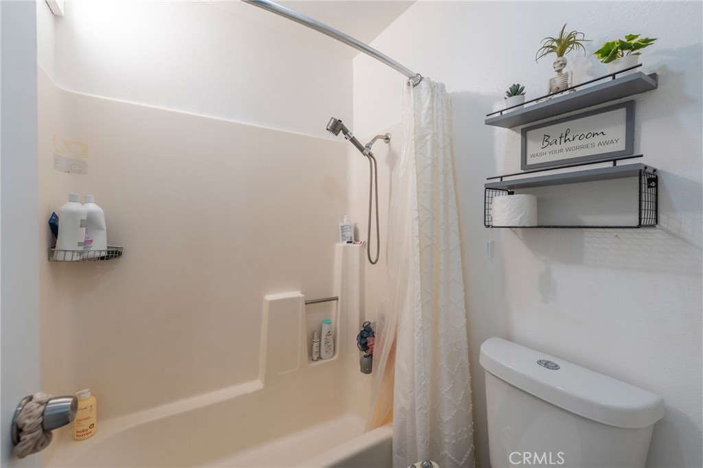https://media.crmls.org/medias/3376c34d-4fd1-4edd-9c86-252ab603c669.jpg?preset=X-Large