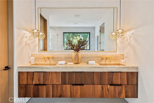 Detail Gallery Image 20 of 42 For 4245 Bellaire Ave, Studio City,  CA 91604 - 5 Beds | 5/1 Baths