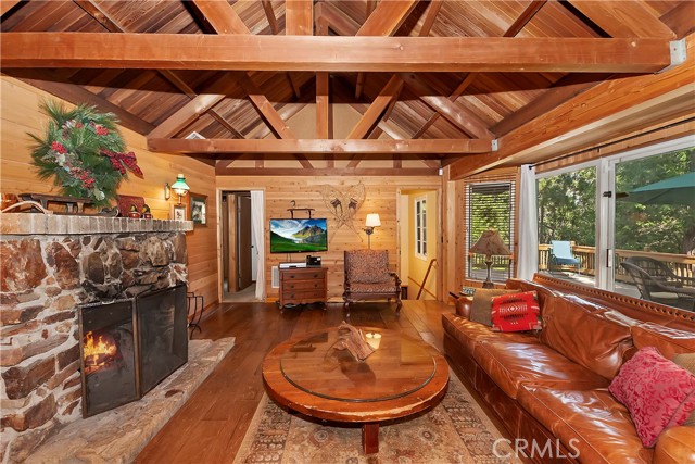 Detail Gallery Image 7 of 32 For 687 Crest Estates Dr, Lake Arrowhead,  CA 92352 - 3 Beds | 2/1 Baths